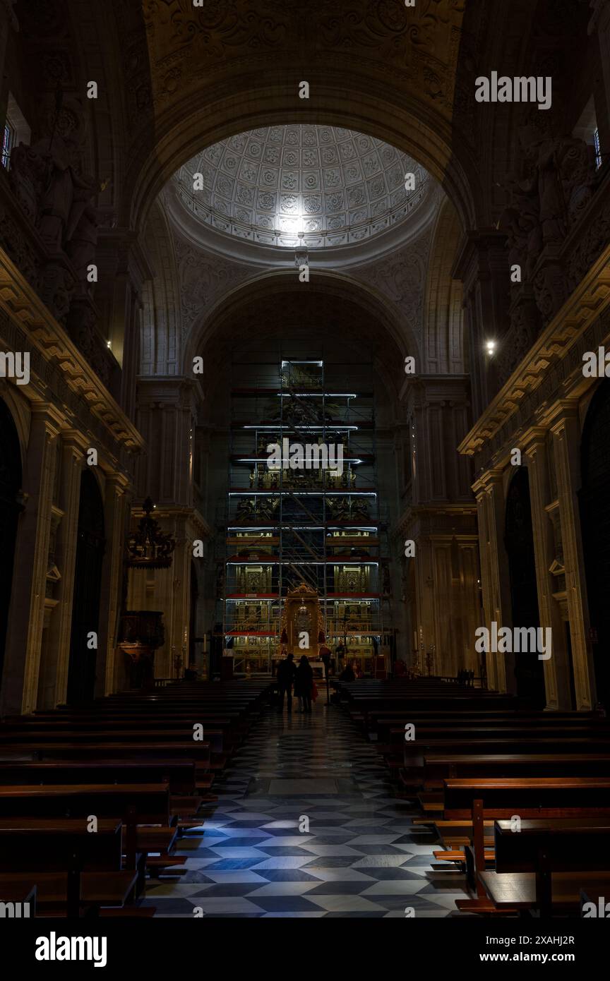 Un'impalcatura circonda l'intricato altare interno di una cattedrale storica mentre sono in corso lavori di restauro Foto Stock