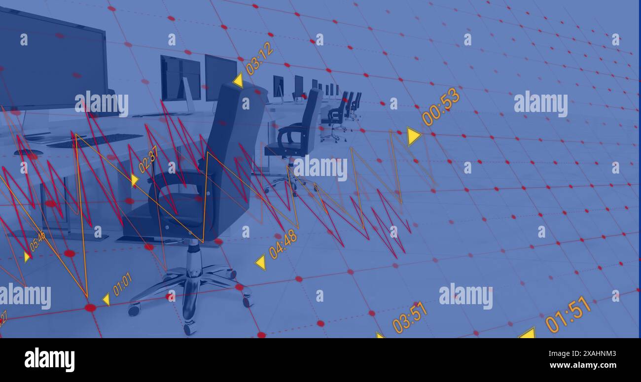Ufficio vuoto con file di postazioni di lavoro per computer e sedie ergonomiche Foto Stock