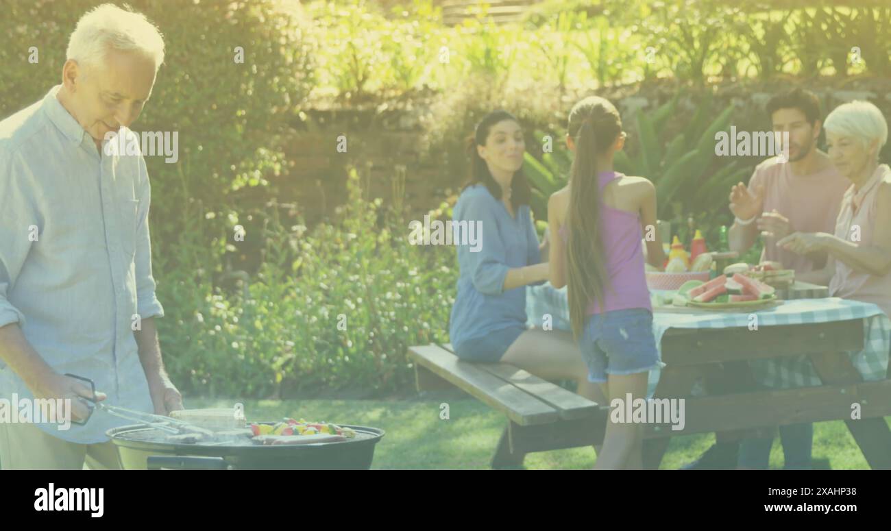 Immagine di una famiglia caucasica sorridente che beve barbecue Foto Stock