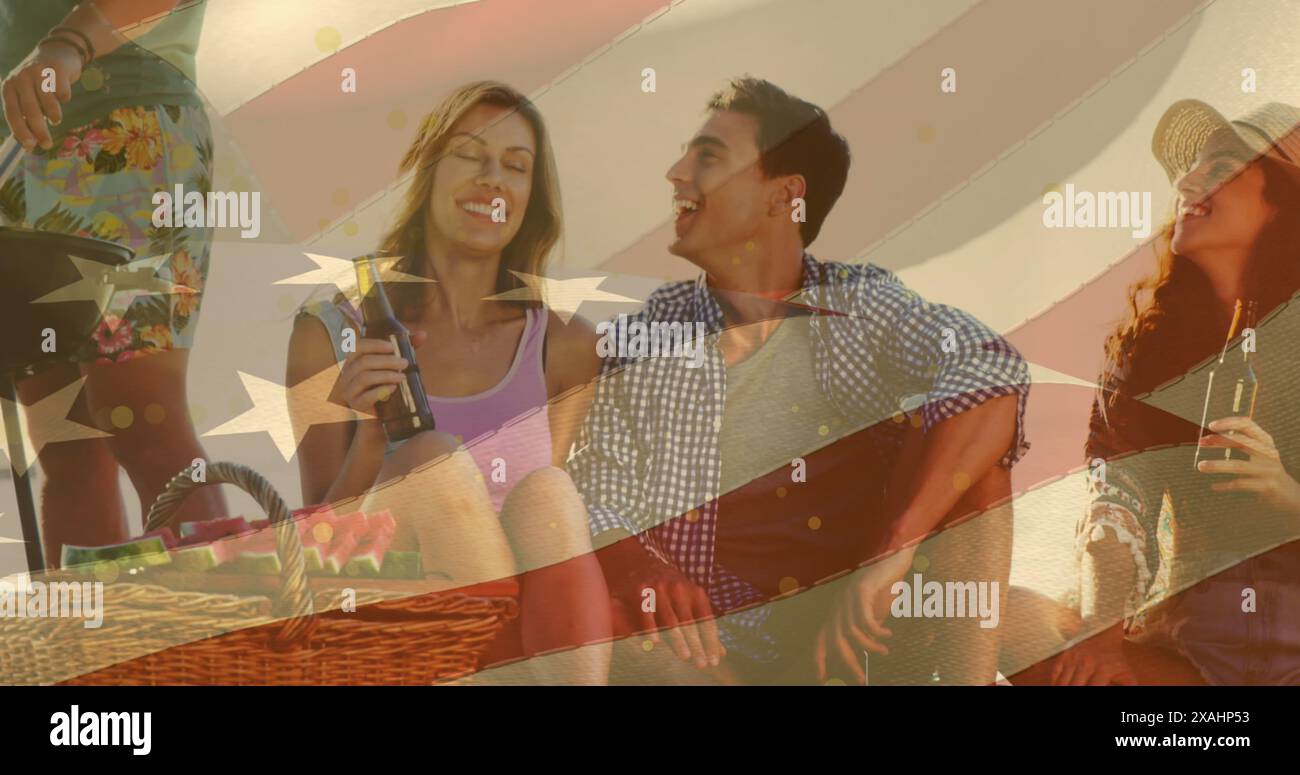 Immagine della bandiera americana su diversi gruppi di amici che bevono birra e fanno un picnic Foto Stock