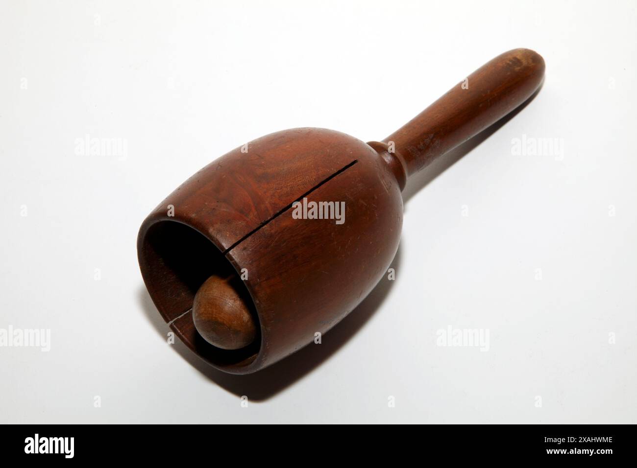 Clacker in legno. Strumento a percussione realizzato con una palla di legno elastica all'interno di una tazza di legno. Portatile. Foto Stock