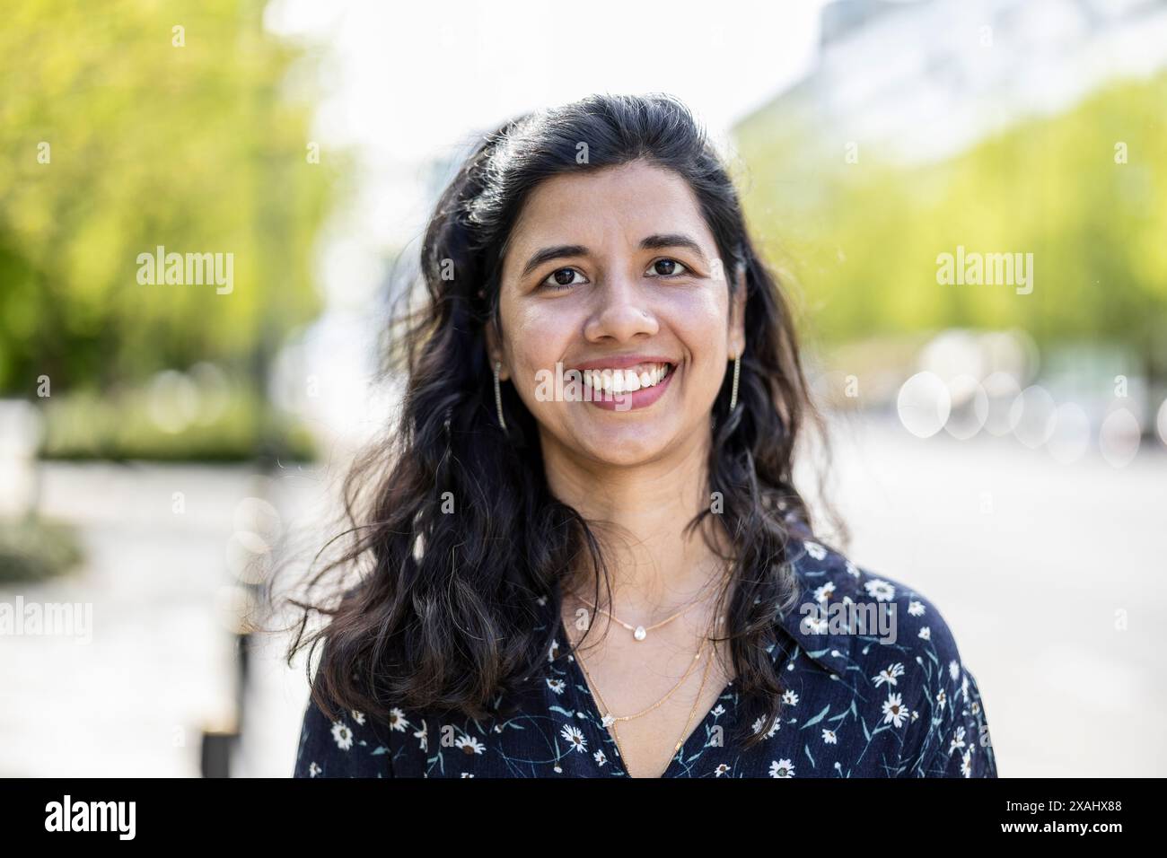 Ritratto di un sorridente giovane donna in città Foto Stock