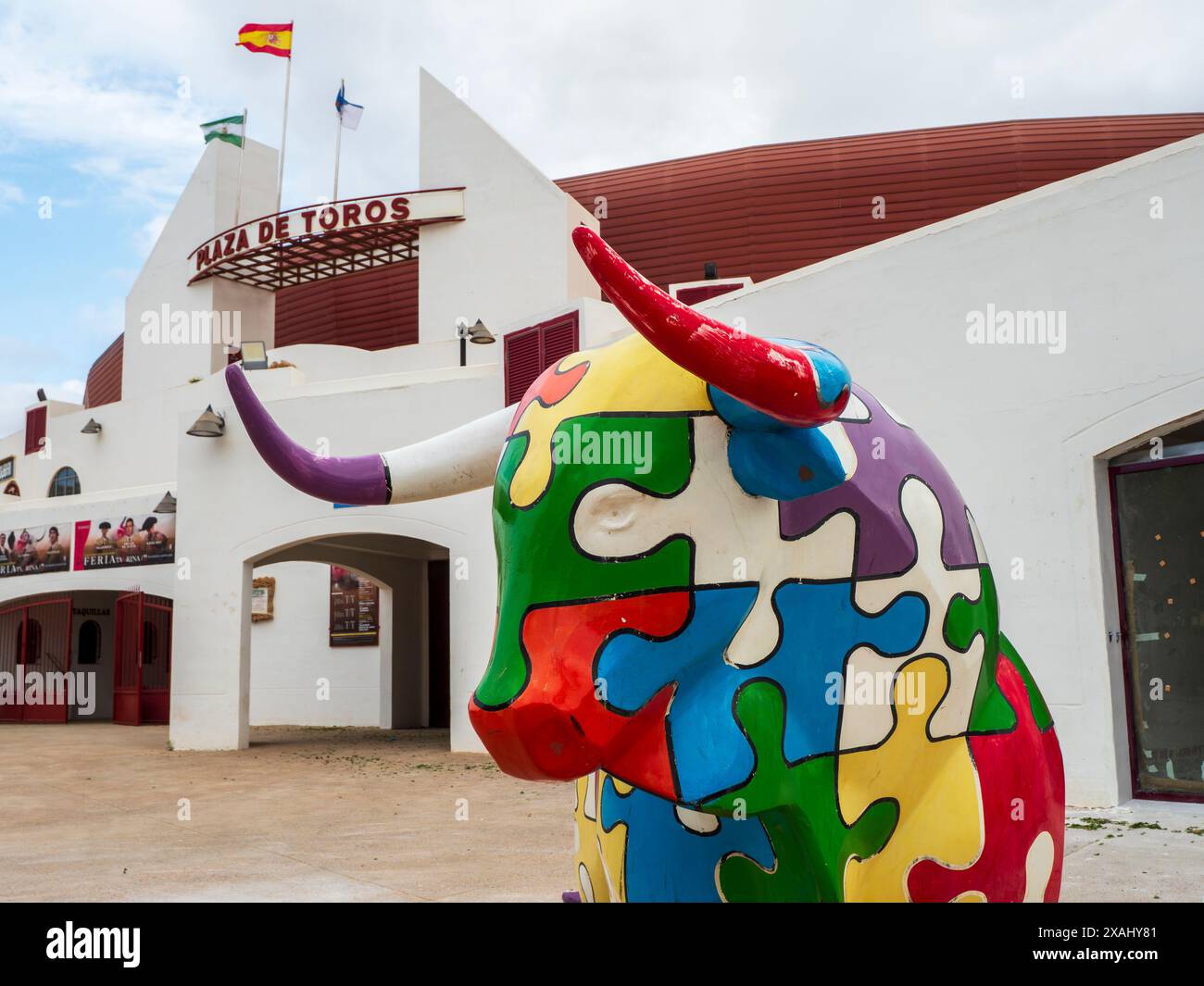 Scultura di un toro di fronte all'arena di Roquetas de Mar, Almeria. Foto Stock