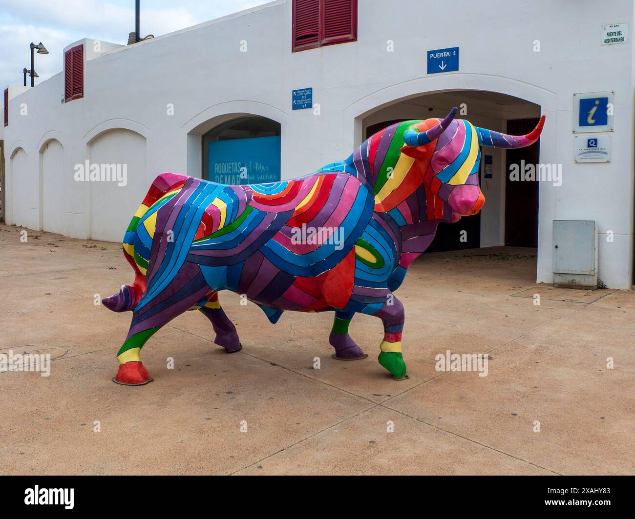 Scultura di un toro di fronte all'arena di Roquetas de Mar, Almeria. Foto Stock