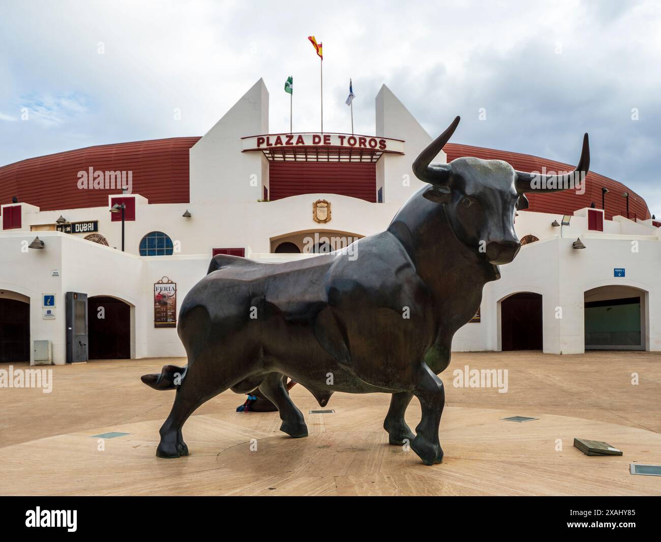 Scultura di un toro di fronte all'arena di Roquetas de Mar, Almeria. Foto Stock