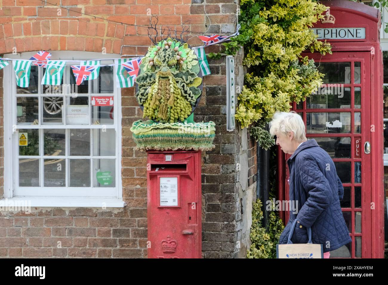 Avebury, Regno Unito. 7 giugno 2024. Ad Avebury è arrivato un topper a maglia di Green Man. Il villaggio, famoso per essere collocato all'interno di un cerchio di pietre preistoriche, attrae molte persone interessate a stili di vita naturali e turisti convenzionali. Si ritiene che l'uomo Verde rappresenti il ciclo della vita, della morte e della rinascita. Crediti: JMF News/Alamy Live News Foto Stock