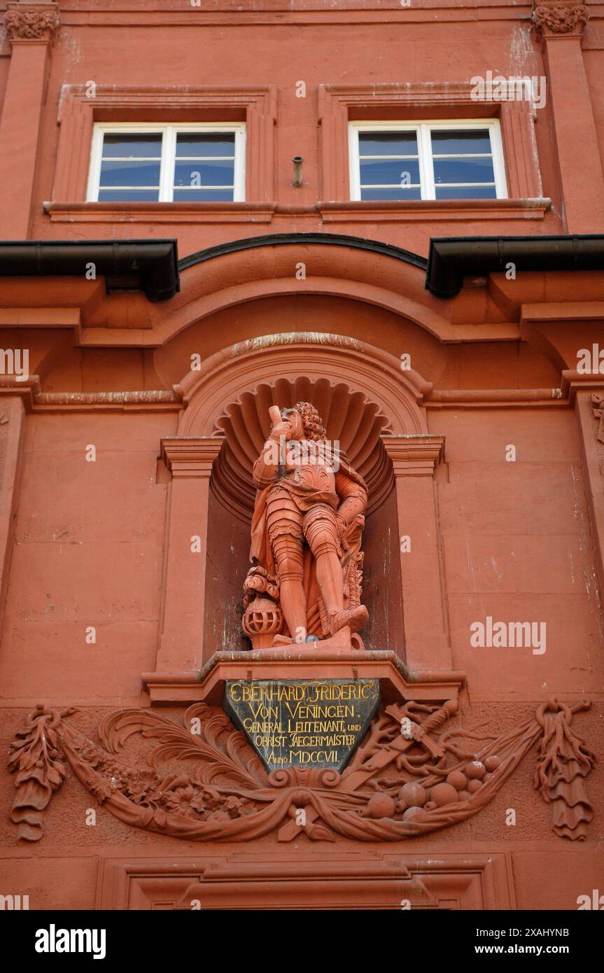 Statua del tenente generale Friedrich Freiherr von Venningen dal palazzo barocco Haus zum Riesen (1707), Heidelberg, Baden-Wuerttemberg, Germania Foto Stock