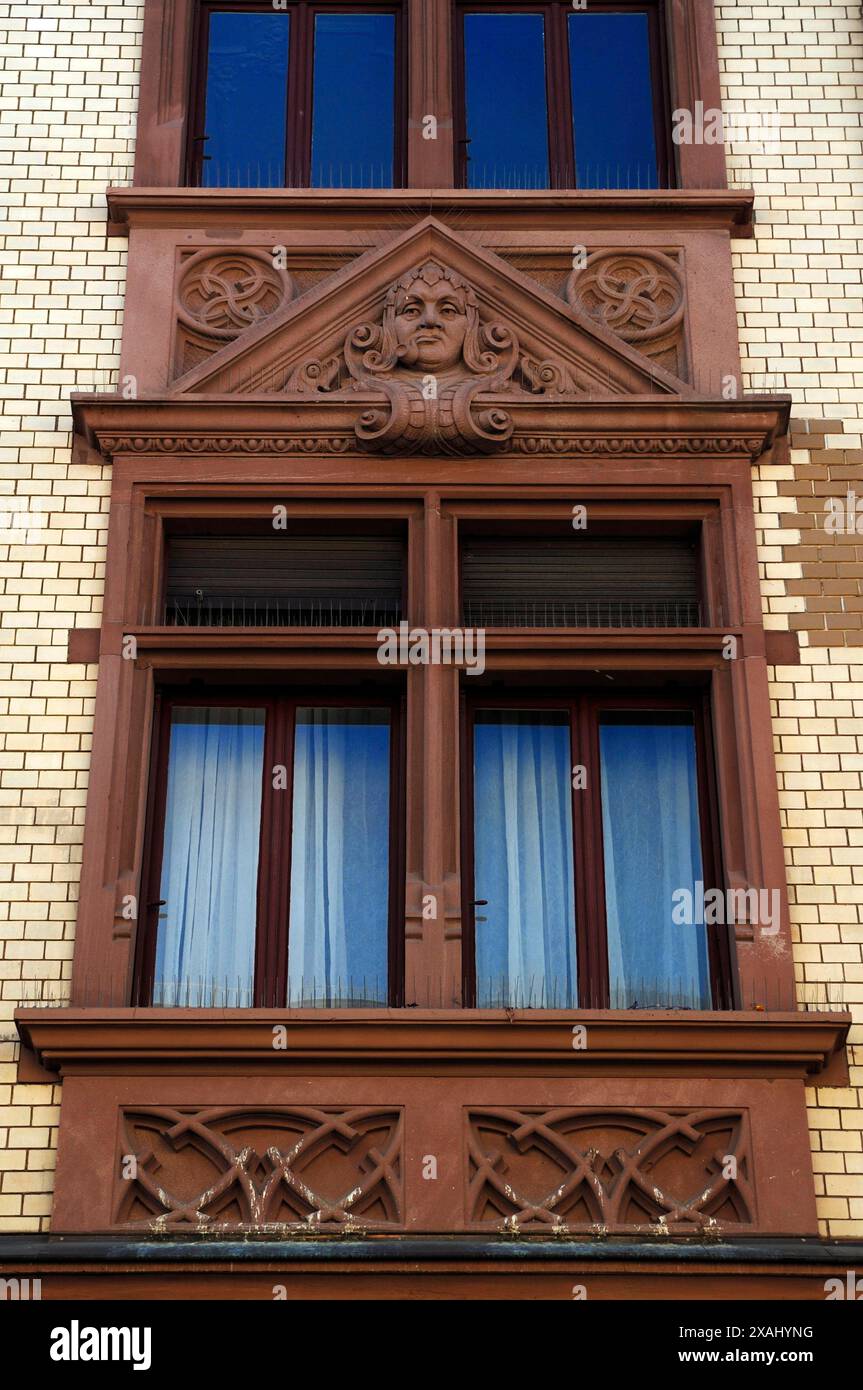 Cornice decorativa della finestra di una casa Art Nouveau (1901), Haupstr. 86, Heidelberg, Baden-Wuerttemberg, Germania Foto Stock