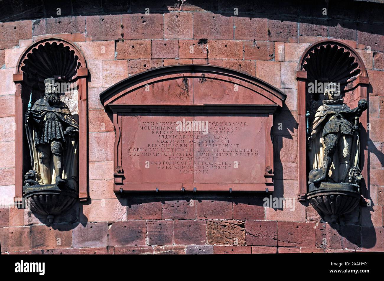 Statue degli elettori Luigi V (a sinistra) e Federico V (a destra) con lapide sulla spessa torre, rovine del castello, cortile del castello, Heidelberg Foto Stock