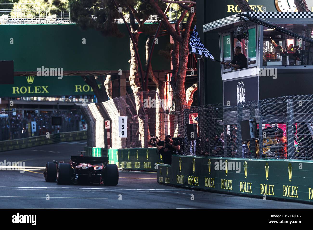 Circuito di Monaco, Monte carlo, Monaco. 26.May.2024; Charles Leclerc di Monaco e Scuderia Ferrari riceve la bandiera a scacchi di Kylian Mbapp durante il Gran Premio di Formula 1 di Monaco Foto Stock