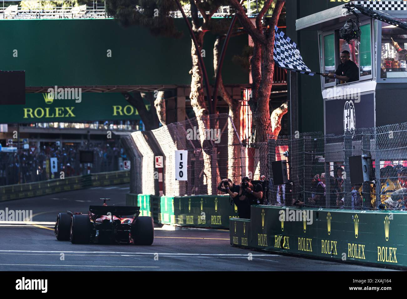 Circuito di Monaco, Monte carlo, Monaco. 26.May.2024; Charles Leclerc di Monaco e Scuderia Ferrari riceve la bandiera a scacchi di Kylian Mbapp durante il Gran Premio di Formula 1 di Monaco Foto Stock