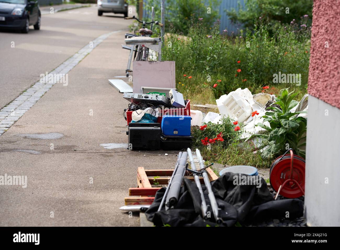 Nordendorf, Baviera, Germania - 7 giugno 2024: Rifiuti delle case colpite dalle inondazioni a Nordendorf, Baviera. Rifiuti derivanti da danni idrici sul ciglio della strada *** Abfall aus den von Hochwasser betroffenen Häusern a Nordendorf, Bayern. Müll vom Wasserschaden am Straßenrand Foto Stock