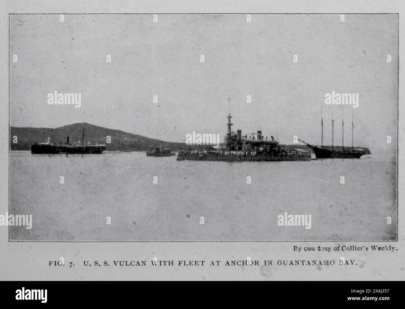U. S. S. VULCAN CON FLOTTA ALL'ANCORA NELLA BAIA DI GUANTÁNAMO. Dall'articolo IL LAVORO DELLA NAVE DI RIPARAZIONE NAVALE VULCAN. Di Gardiner C. Sims e WM. S. Aldrich. U. S. S. Vulcan la prima nave di riparazione della flotta della rivista Engineering dedicata al progresso industriale volume XVII 1899 The Engineering Magazine Co Foto Stock