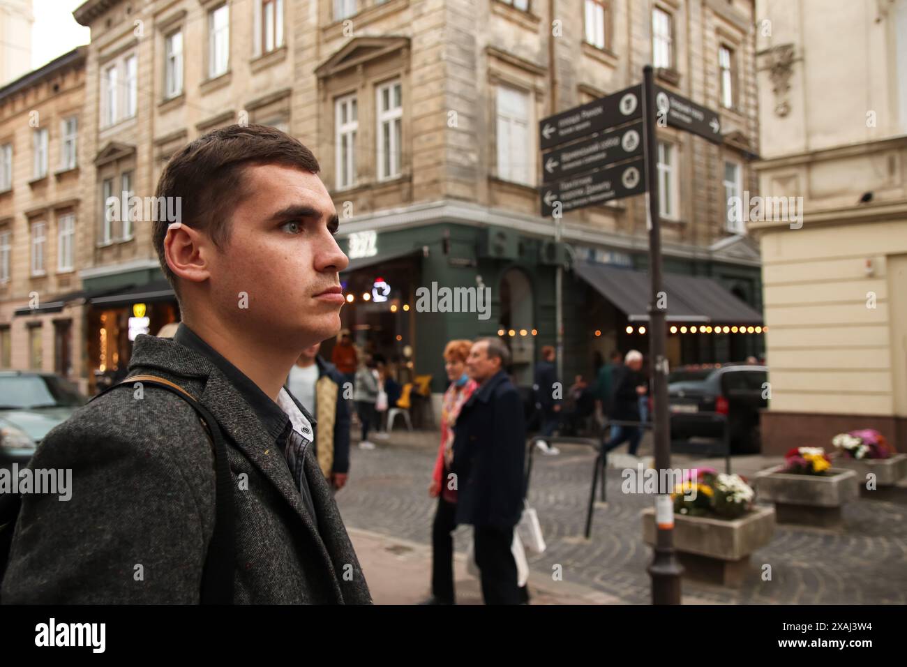 Giovane in una grande città. L'uomo viaggia. Esplorazione urbana, avventura di viaggio, guida della città. Esplorare la città e scoprire nuovi luoghi. Foto Stock
