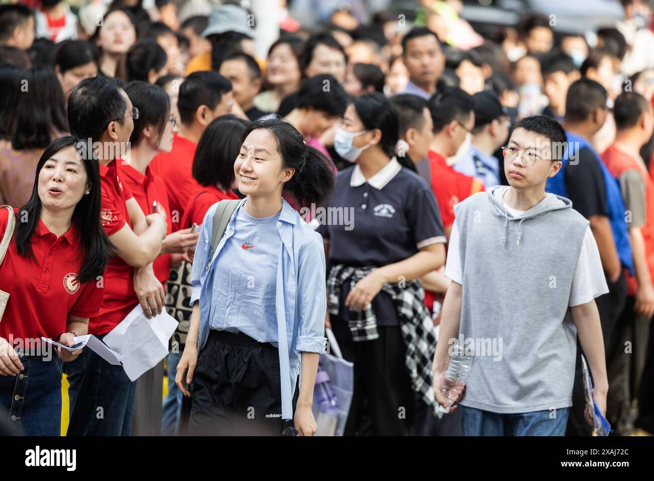 Wuhan, Cina. 7 giugno 2024. Gli studenti cinesi entrano a scuola per sostenere l'esame di ingresso al National College, noto anche come Gaokao, presso la No.2 High School, una delle scuole più prestigiose della città. Gli studenti trascorrono mesi preparandosi per l'esame annuale e i risultati determinano il percorso formativo degli studenti e le prospettive di lavoro future. Un totale di 13,42 milioni di studenti dovrebbe sostenere i test in tre giorni. Credito: SOPA Images Limited/Alamy Live News Foto Stock