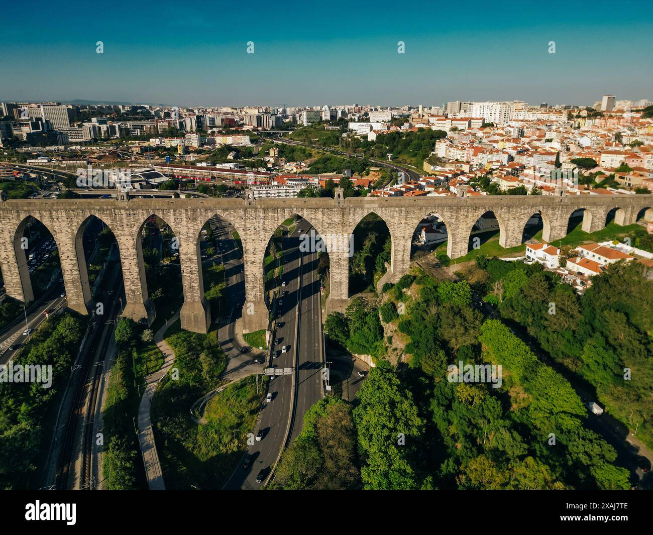 Splendida vista aerea del vecchio acquedotto storico nel centro di Lisbona, Portogallo. Foto di alta qualità Foto Stock