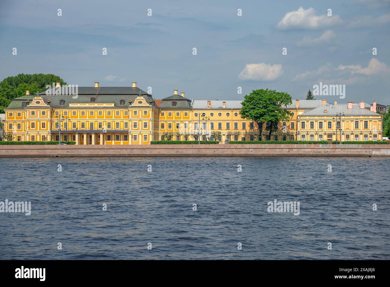 ST. PIETROBURGO, RUSSIA - 2 GIUGNO 2024: L'antico edificio del Palazzo Menshikov. San Pietroburgo Foto Stock