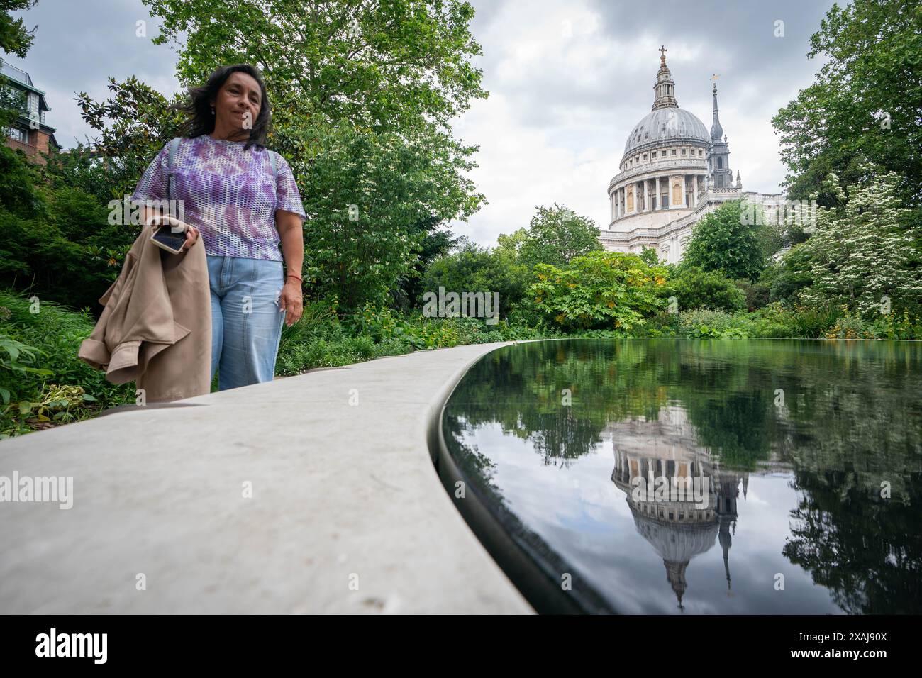 Gente vicino alla Cattedrale di St Paul a Londra. Data foto: Venerdì 7 giugno 2024. Foto Stock