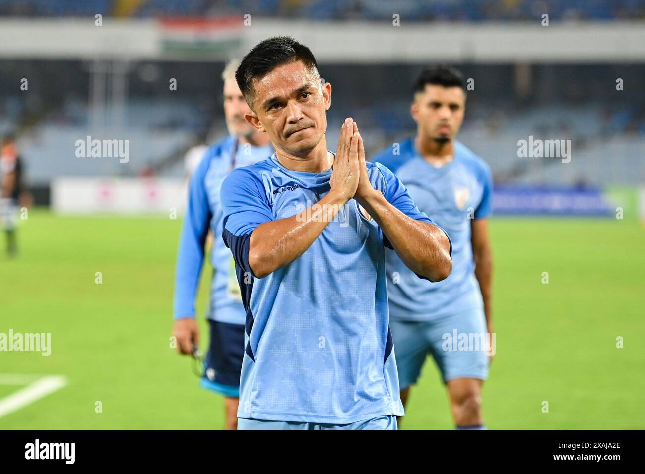 Kolkata, India. 6 giugno 2024. Sunil Chhetri dell'India accoglie i tifosi dopo la partita tra India e Kuwait come qualificazione alla Coppa del mondo FIFA 2026 e qualificazione preliminare congiunta della Coppa d'Asia 2027 al Salt Lake Stadium, mentre si ritira dalla sua carriera calcistica internazionale dopo aver giocato 150 partite e segnato 94 gol internazionali. È al terzo posto per il miglior marcatore dopo Lionel messi e Cristiano Ronaldo a livello mondiale. Detiene anche la più alta distinzione di essere il calciatore indiano con il maggior numero di presenze. Punteggio finale; India 0:0 Kuwait. Credito: SOPA Images Limited/Alamy Live News Foto Stock