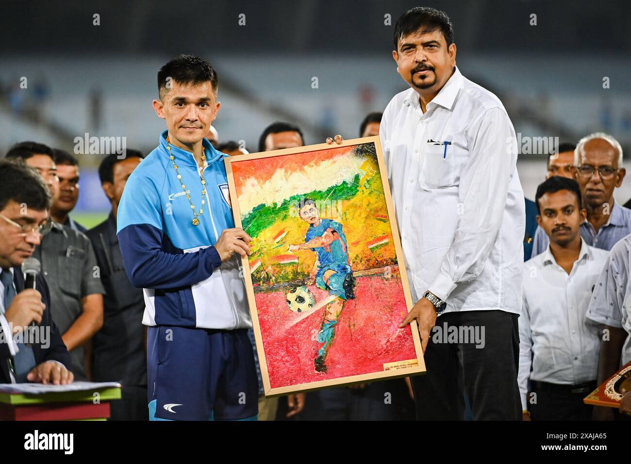 Kolkata, India. 6 giugno 2024. Sunil Chhetri (L) dell'India riceve facilitazioni dopo la partita tra India vs Kuwait come qualificazione alla Coppa del mondo FIFA 2026 e qualificazione preliminare congiunta alla Coppa d'Asia 2027 al Salt Lake Stadium, mentre si ritira dalla sua carriera calcistica internazionale dopo aver giocato 150 partite e segnato 94 gol internazionali. È al terzo posto per il miglior marcatore dopo Lionel messi e Cristiano Ronaldo a livello mondiale. Detiene anche la più alta distinzione di essere il calciatore indiano con il maggior numero di presenze. Punteggio finale; India 0:0 Kuwait. Credito: SOPA Images Limited/Alamy Live News Foto Stock