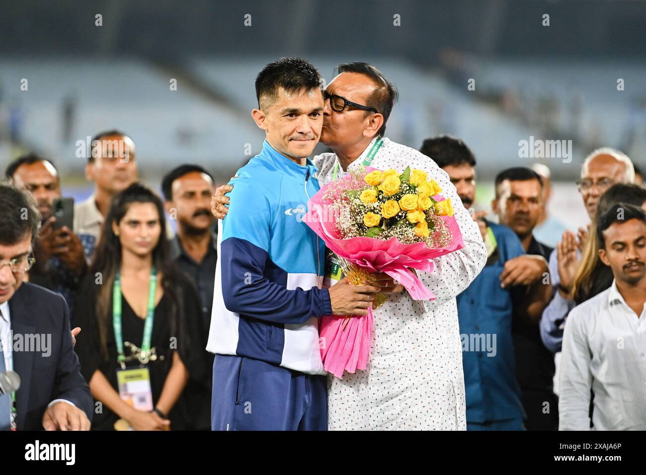 Kolkata, India. 6 giugno 2024. Sunil Chhetri (L) dell'India riceve facilitazioni dopo la partita tra India vs Kuwait come qualificazione alla Coppa del mondo FIFA 2026 e qualificazione preliminare congiunta alla Coppa d'Asia 2027 al Salt Lake Stadium, mentre si ritira dalla sua carriera calcistica internazionale dopo aver giocato 150 partite e segnato 94 gol internazionali. È al terzo posto per il miglior marcatore dopo Lionel messi e Cristiano Ronaldo a livello mondiale. Detiene anche la più alta distinzione di essere il calciatore indiano con il maggior numero di presenze. Punteggio finale; India 0:0 Kuwait. Credito: SOPA Images Limited/Alamy Live News Foto Stock