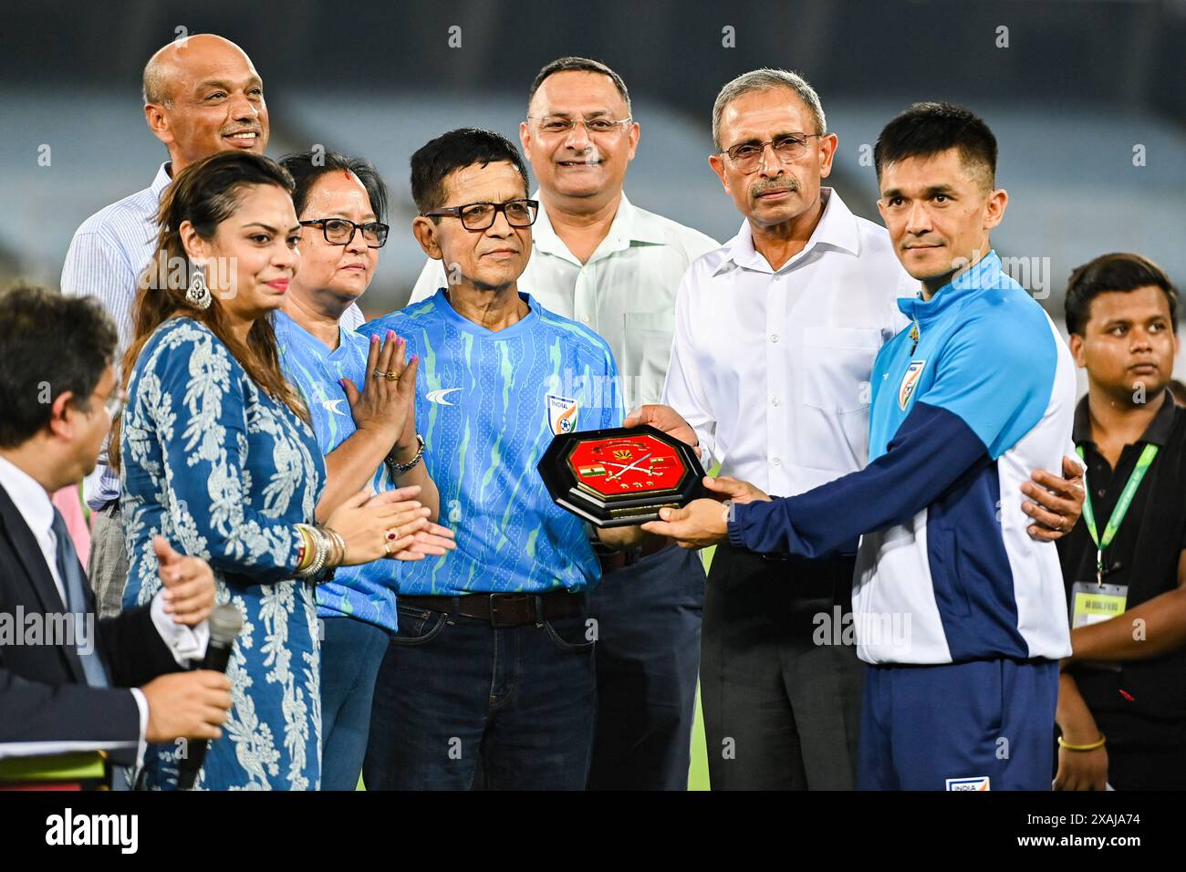 Kolkata, India. 6 giugno 2024. Sunil Chhetri dell'India riceve facilitazione dopo la partita tra India vs Kuwait come qualificazione alla Coppa del mondo FIFA 2026 e qualificazione preliminare congiunta alla Coppa d'Asia 2027 al Salt Lake Stadium, mentre si ritira dalla sua carriera calcistica internazionale dopo aver giocato 150 partite e segnato 94 gol internazionali. È al terzo posto per il miglior marcatore dopo Lionel messi e Cristiano Ronaldo a livello mondiale. Detiene anche la più alta distinzione di essere il calciatore indiano con il maggior numero di presenze. Punteggio finale; India 0:0 Kuwait. Credito: SOPA Images Limited/Alamy Live News Foto Stock