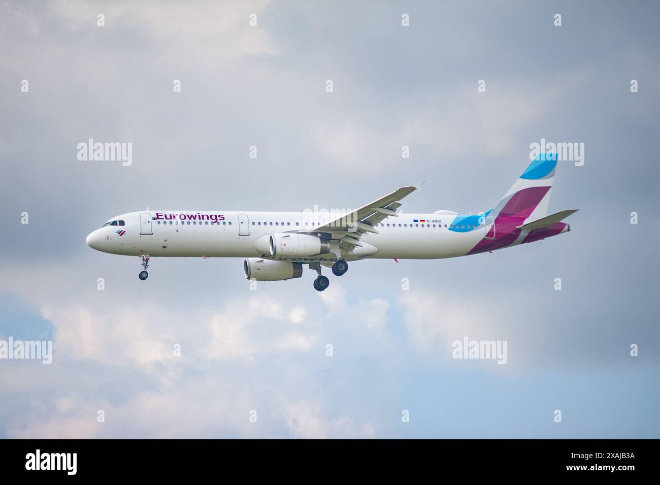 02.06.2024, Berlino, Germania, Europa - aeromobili passeggeri Eurowings Airbus A321-231 con immatricolazione D-AIDO si avvicina all'aeroporto di Berlino-Brandeburgo. Foto Stock