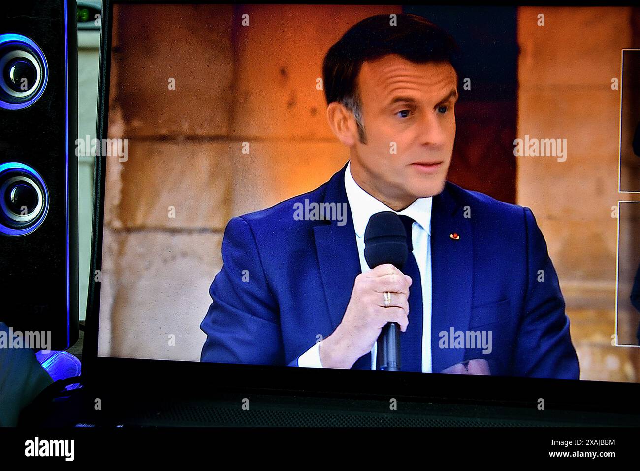 Marsiglia, Francia. 6 giugno 2024. Il presidente francese Emmanuel Macron appare su uno schermo del canale francese France 2 mentre si rivolge al pubblico durante un'intervista televisiva. Il Presidente Emmanuel Macron è intervenuto giovedì 6 giugno 2024 durante un'intervista sui canali televisivi TF1 e France 2. (Foto di Gerard bottino/SOPA Images/Sipa USA) credito: SIPA USA/Alamy Live News Foto Stock