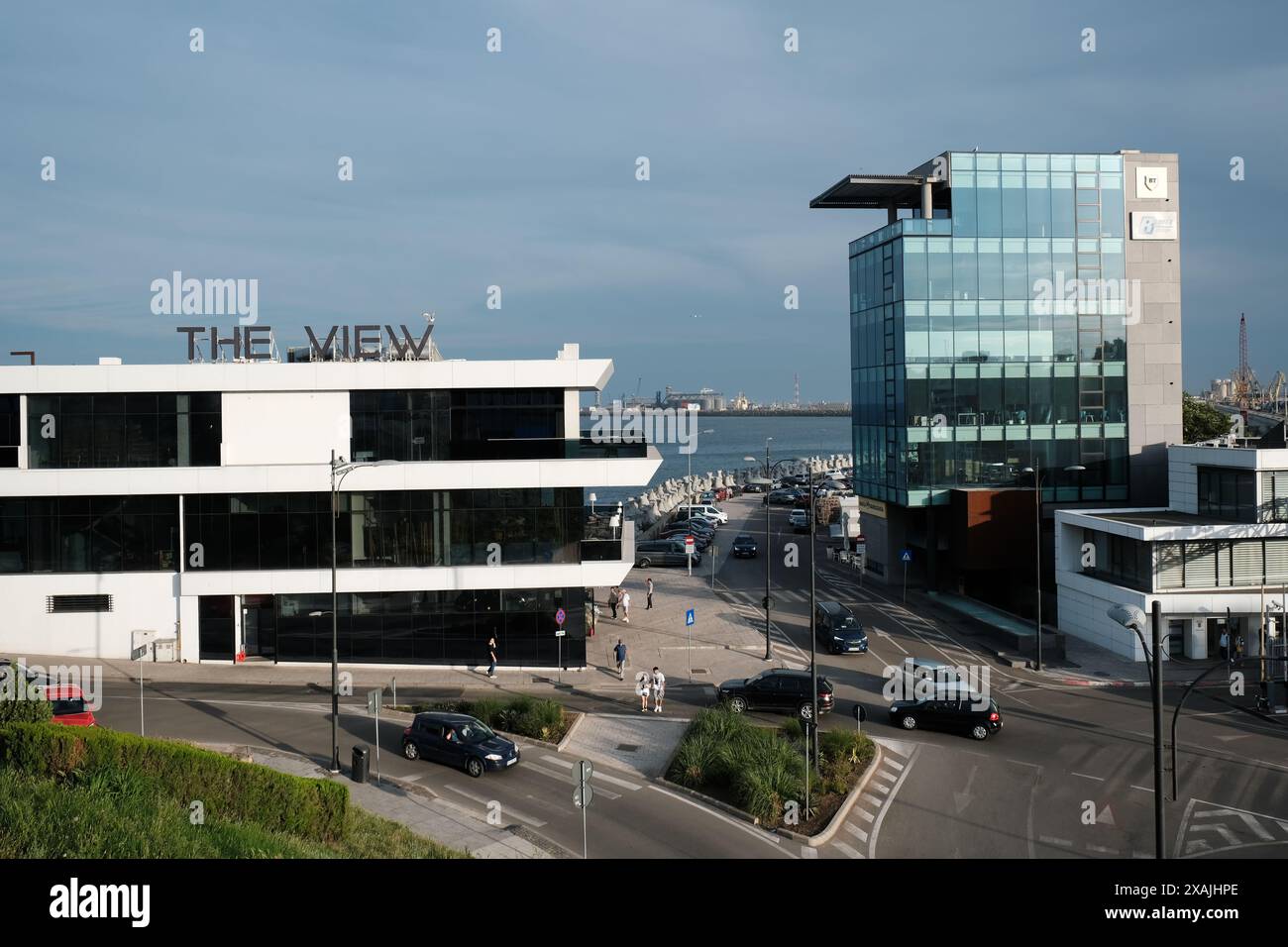 Ingresso al Porto di Costanza, al Gate 1, con il CANCELLO BLU PER LE BICICLETTE, UN edificio di uffici e il ristorante 'The View' sulla costa del Mar Nero a Costanza Foto Stock