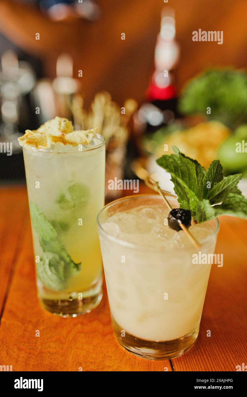 Cocktail tropicali con ananas e menta in bicchieri Foto Stock