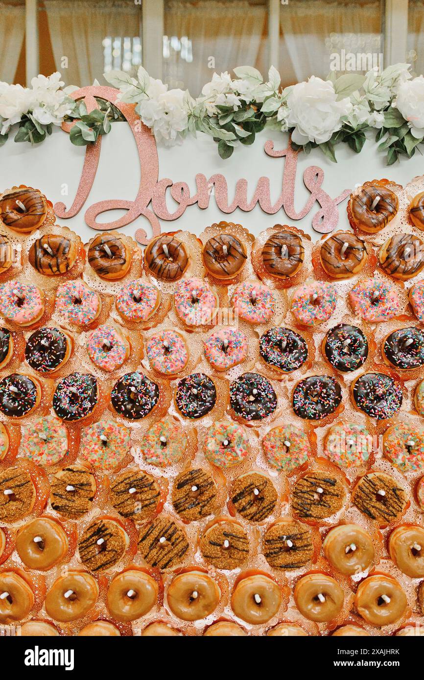 Spolverare ciambelle al matrimonio, ghiacciate al cioccolato Foto Stock