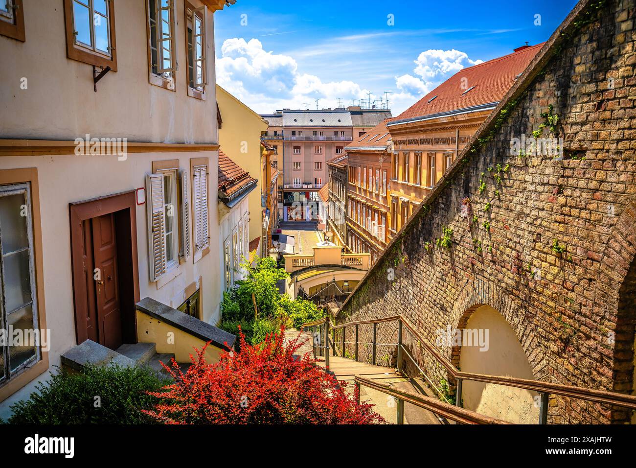 Storica funivia di Zagabria e vista sulla strada acciottolata, capitale della Croazia Foto Stock