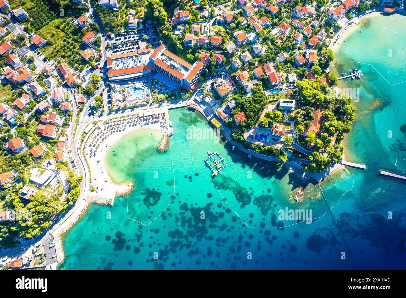 Vista aerea della città di Rab spiagge turchesi, isola di Rab, Croazia Foto Stock