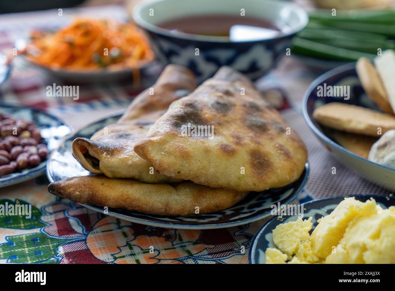 Un piatto di cibo con un paio di tortillas sopra Foto Stock