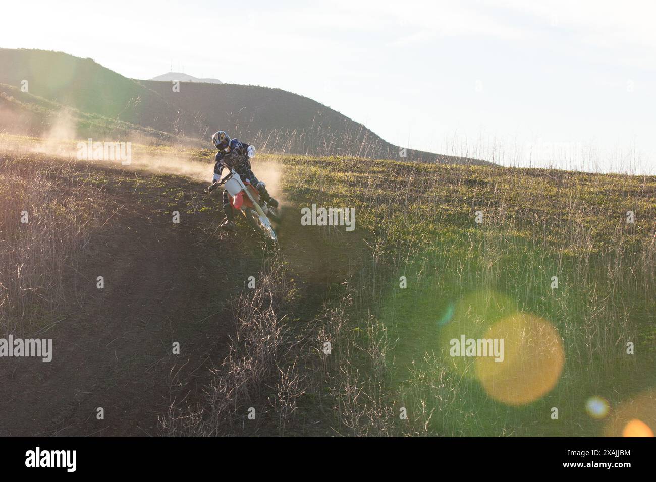 Pilota esperto in sella alla sua moto da terra in California. Foto Stock