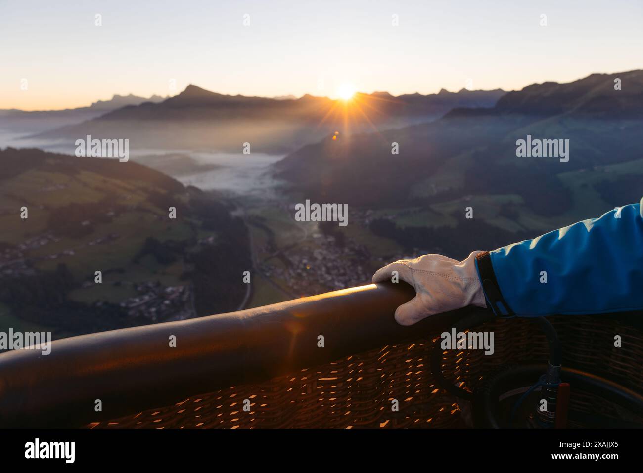 Giro in mongolfiera sulle Alpi di Kitzbüheler, Tirolo, Austria Foto Stock