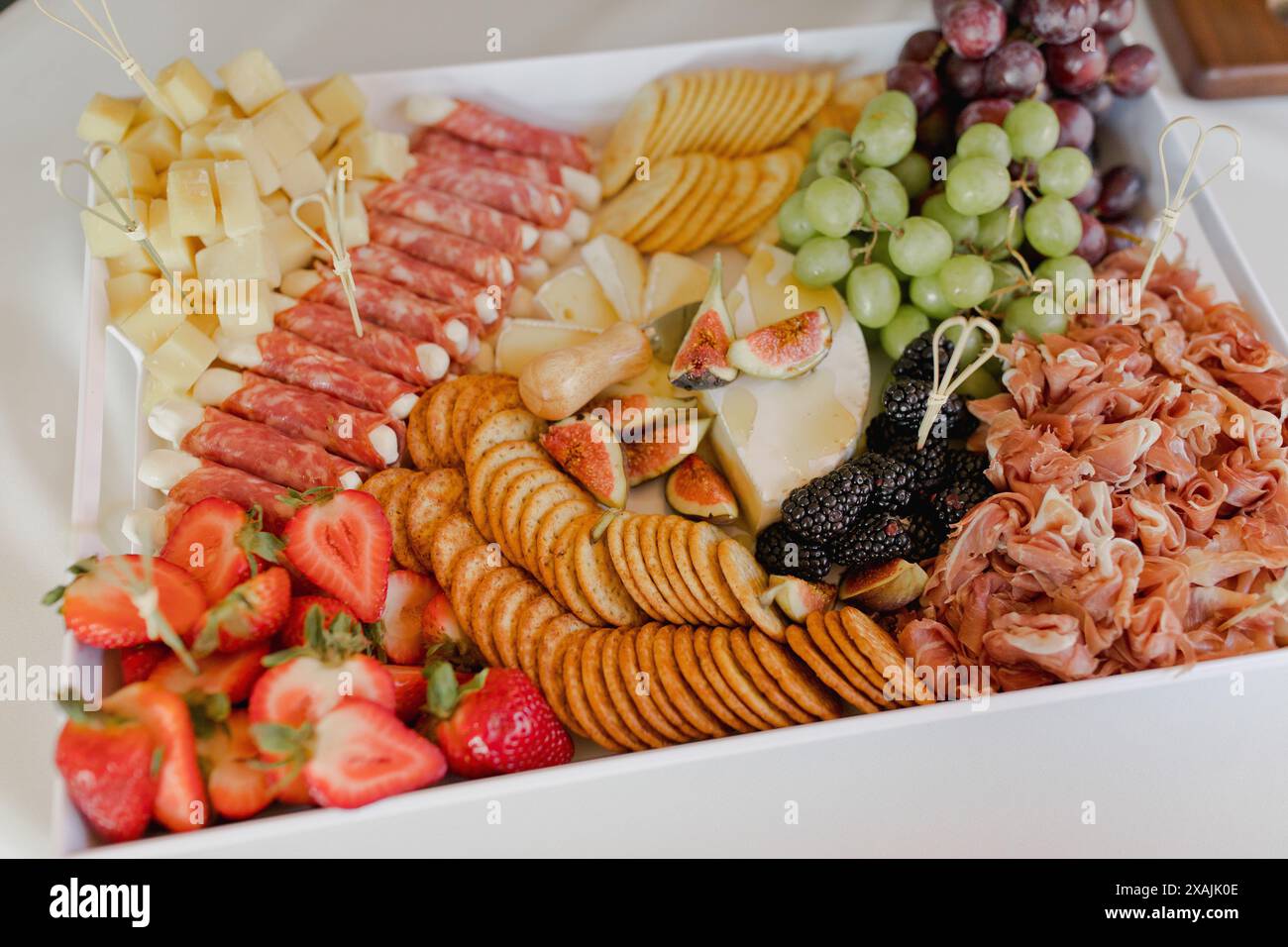 Tagliere di salumi con salumi, formaggi e cracker Foto Stock