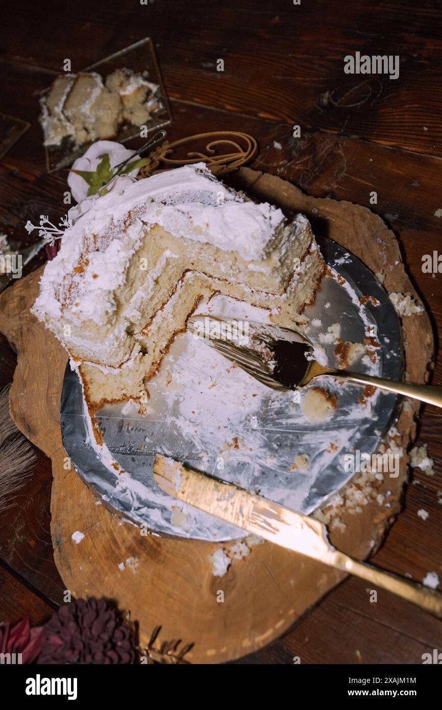 Torta bianca parzialmente mangiata Foto Stock