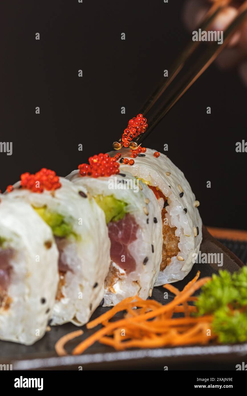 Sushi Rolls, boke, sprint Rolls, tavolo nero Foto Stock