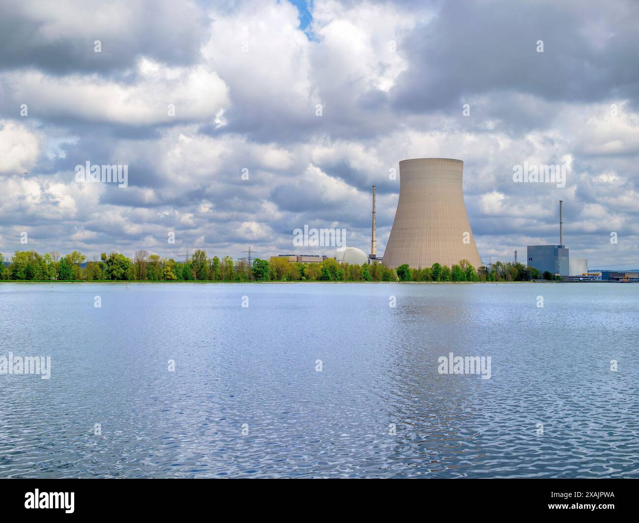 La centrale nucleare smantellata, AKW Isar 2 sull'Isar vicino a Landshut, Baviera, Germania Foto Stock