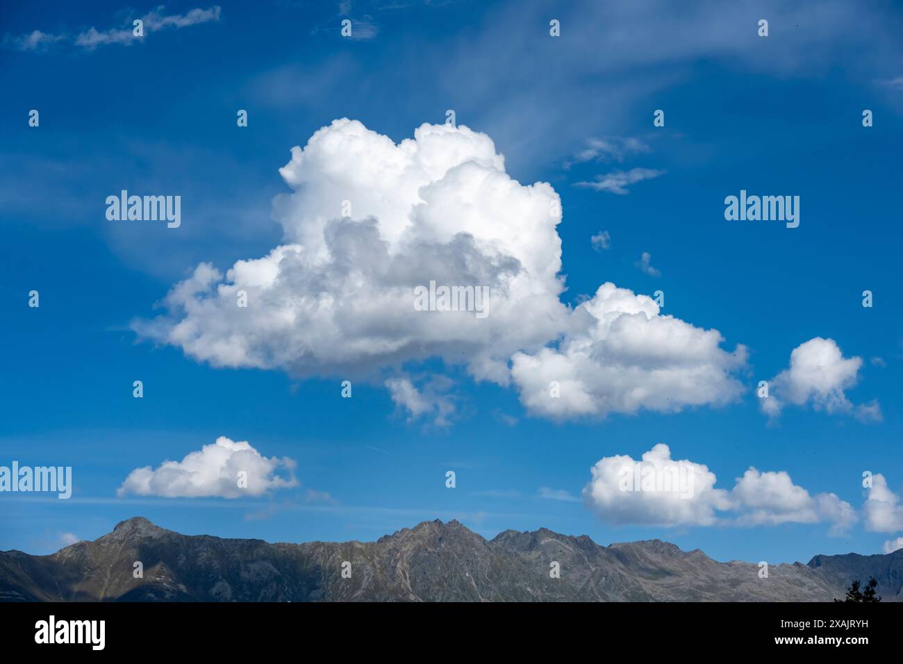 Austria, Serfaus-Fiss-Ladis, catena montuosa con nuvole di cumulus. Foto Stock