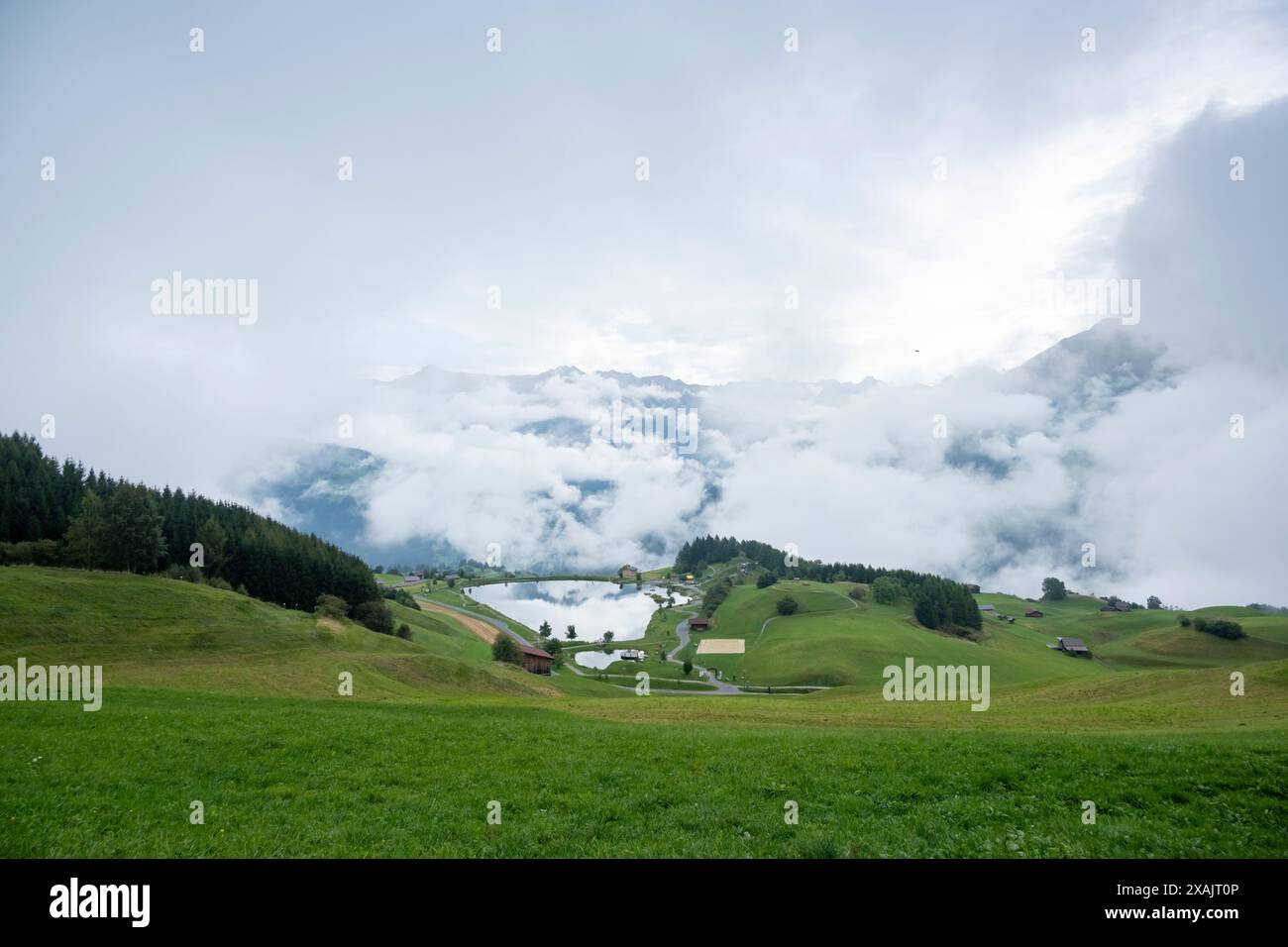 Austria, Serfaus-Fiss-Ladis, Fiss Wisps di nebbia dopo una doccia a pioggia. Foto Stock