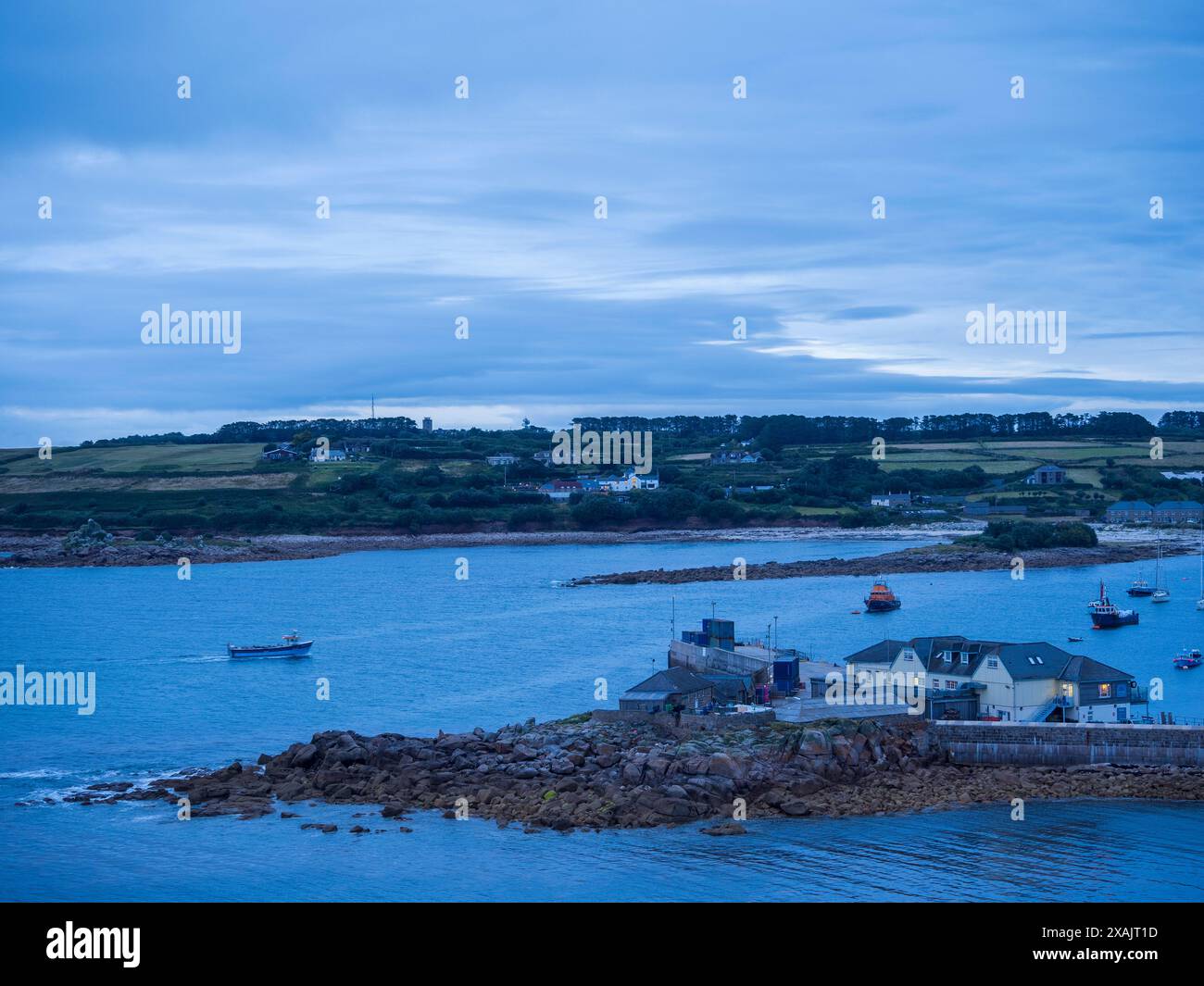 Crepuscolo, St Mary's Isles of Scilly Terminal, Hugh Town, St Marys, Isola di Scilly, Cornovaglia, Inghilterra, Regno Unito, Gran Bretagna. Foto Stock