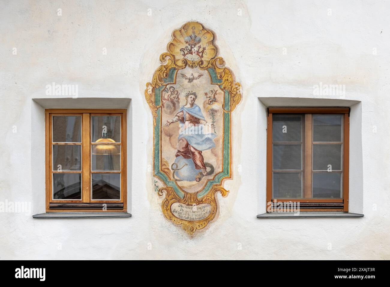 Austria, Serfaus-Fiss-Ladis, Ladis Pittura murale sulla finestra. Foto Stock