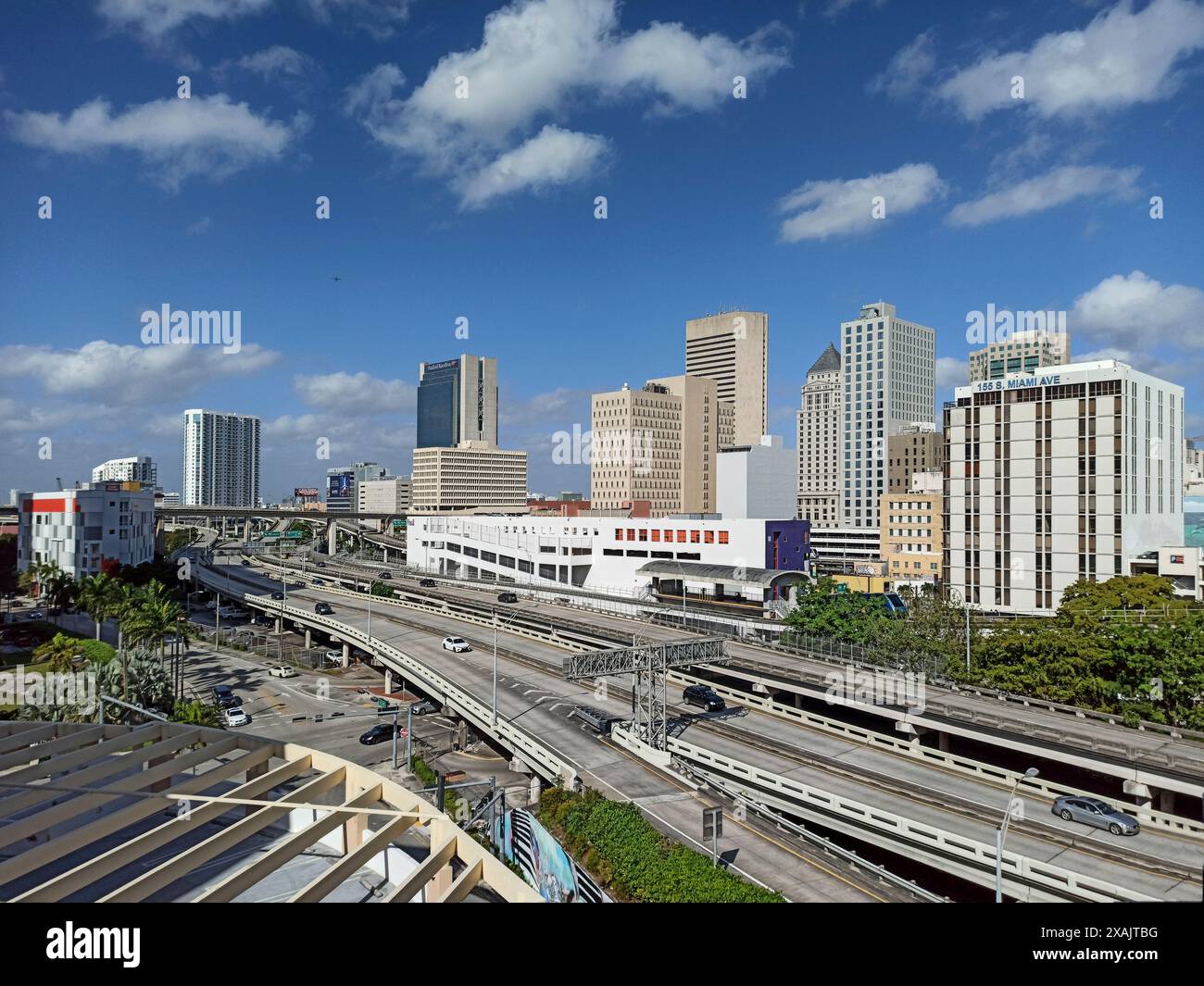 La Dolphin Expressway è un'autostrada ad accesso controllato di 24 km (15 miglia), a sei corsie, con la più occidentale a 23 km (14 miglia) come strada a pedaggio completamente elettronica firmata come State Road 836 (SR 836) Foto Stock