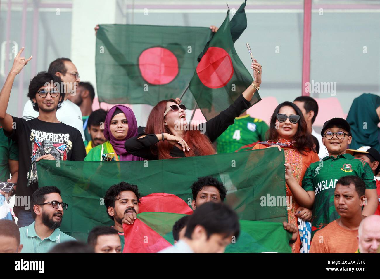 Tifosi bengalesi durante la partita di qualificazione ai Mondiali FIFA tra Bangladesh e Australia alla Bashundhara Kings Arena di Dhaka, Banglad Foto Stock