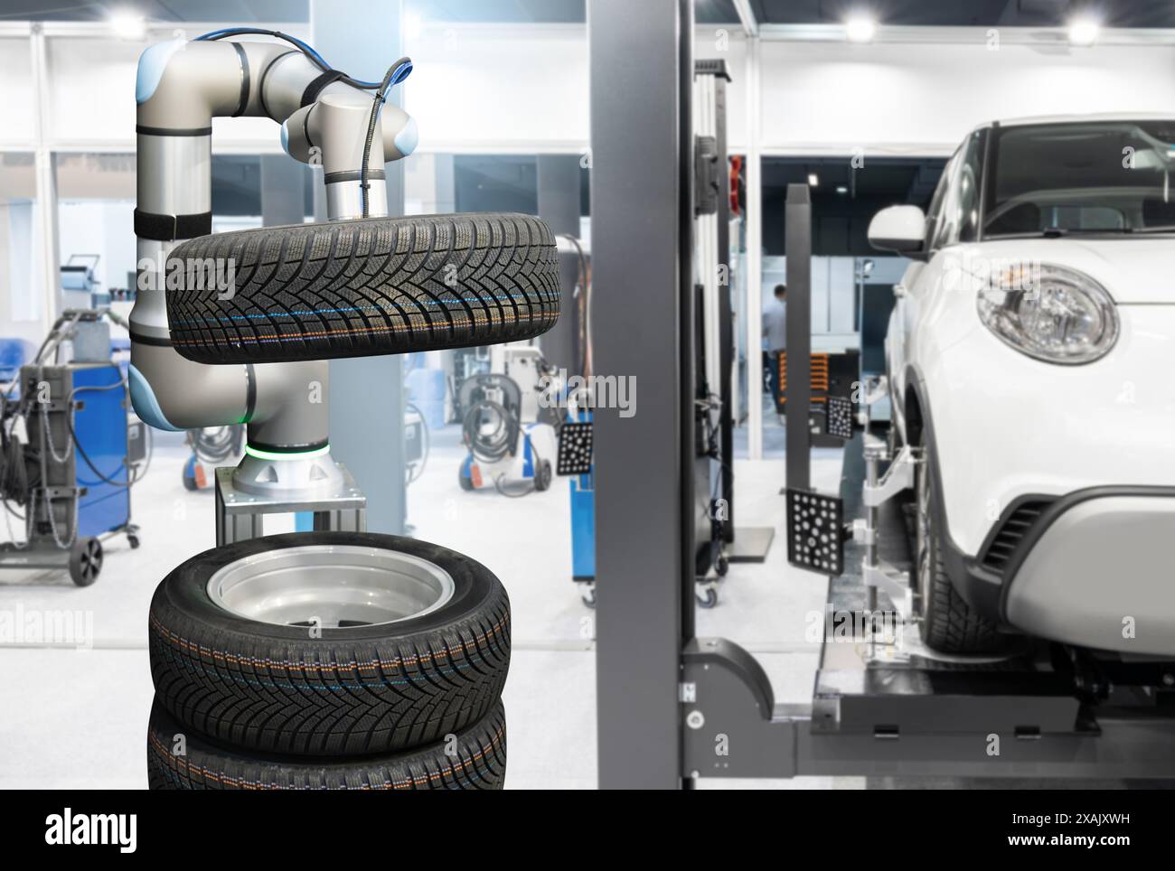 Il braccio robotico lavora in un servizio auto. Foto Stock