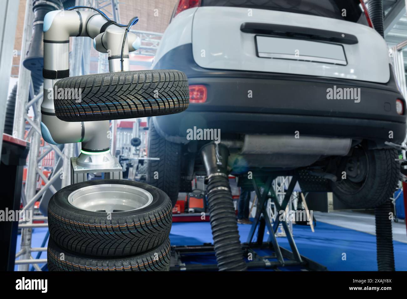 Il braccio robotico lavora in un servizio auto. Foto Stock