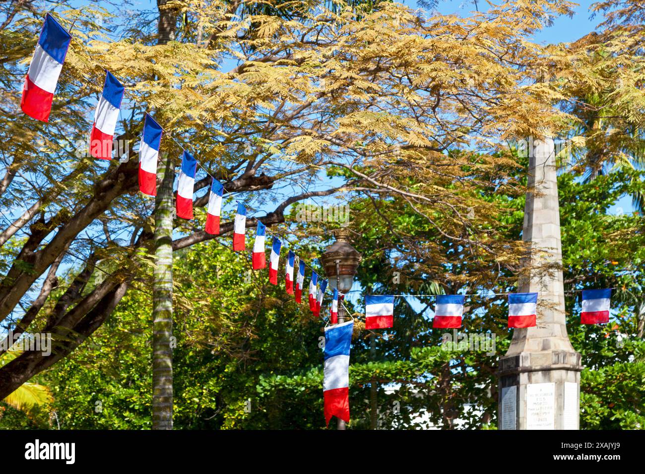 Bandiera francese per la Bastiglia il giorno prima del memoriale di guerra di Square de l'Appel du 18 Juin 1940 a Saint-Paul de la Reunion. Foto Stock