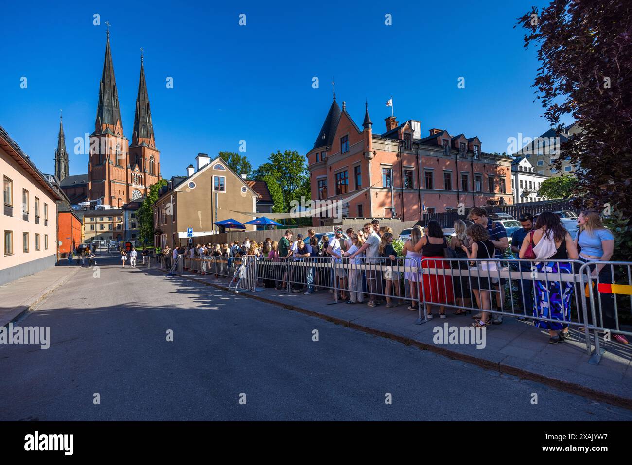 Gli studenti fanno la fila per un cocktail serale nella Nazione Södermannsland-Nerikes, fondata nel 1805. A Uppsala, le Nazioni, storicamente emerse dai Landsmannschfts, rappresentano gli interessi degli studenti. Inoltre, le Nazioni plasmano le offerte sociali per gli studenti, come bar, club, banchetti festivi e ristoranti con pranzo, che sono esclusive e poco costose per i membri delle Nazioni. Sankt Olofsgatan, Uppsala, Svezia Foto Stock